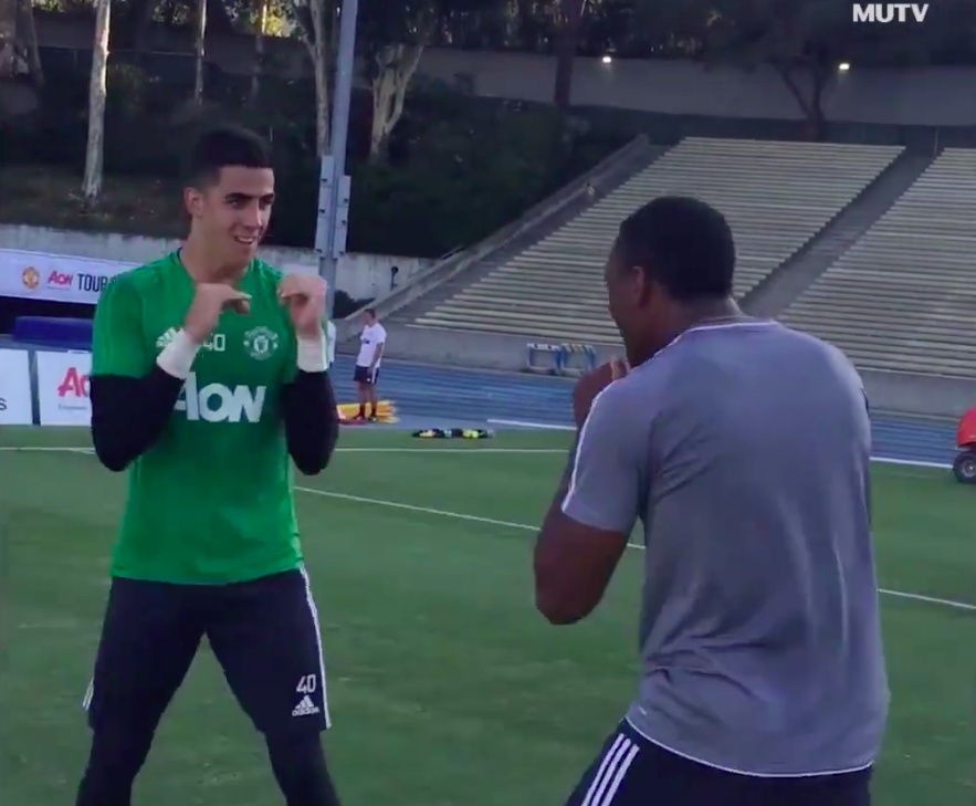 Martial danh nga dong doi anh 1