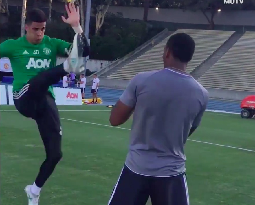 Martial danh nga dong doi anh 2