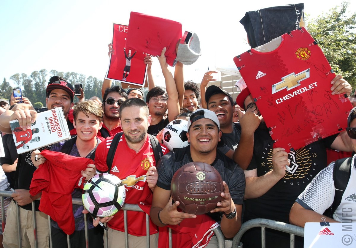 Martial danh nga dong doi anh 8