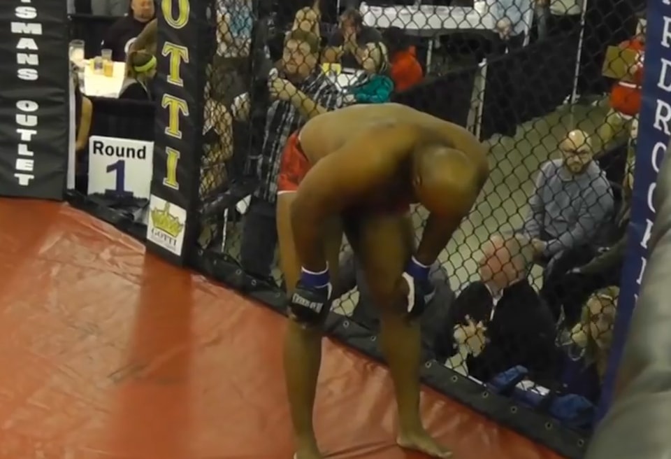 Vo si MMA tu vong sau khi bi knock-out tren san dau hinh anh