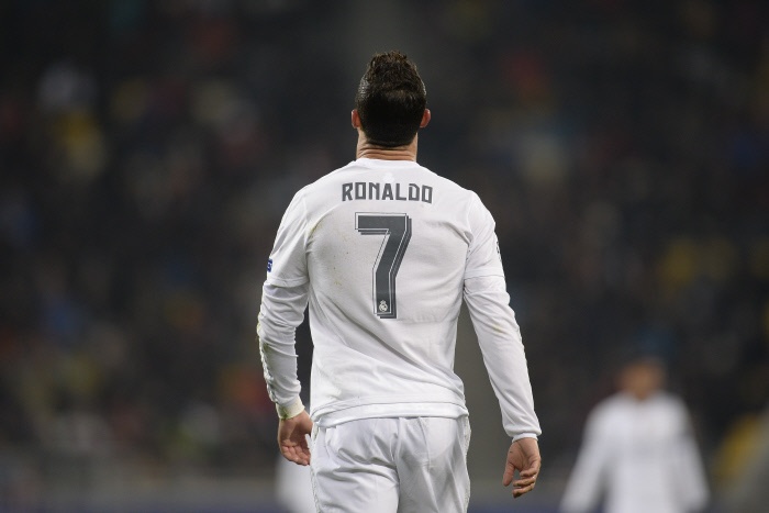 Ronaldo muon co so con dung bang so ao cua minh hinh anh