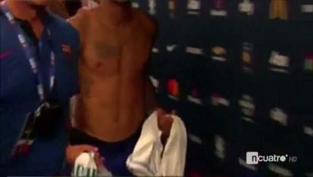 Neymar doi ao voi cau thu Real hinh anh