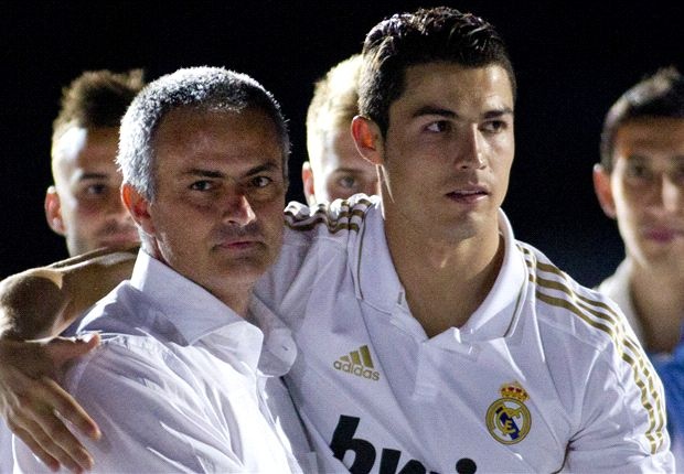 Ronaldo khoac vai Mourinho, an mung phan khich sau chuc vo dich hinh anh