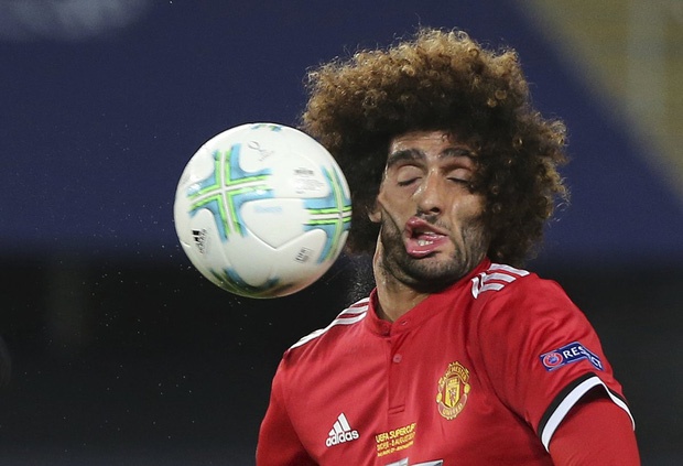Khuon mat bien dang cua Fellaini va bieu cam hai huoc cua cau thu hinh anh