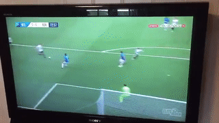 'Lord' Bendtner tai hien tuyet pham trivela kinh dien hinh anh