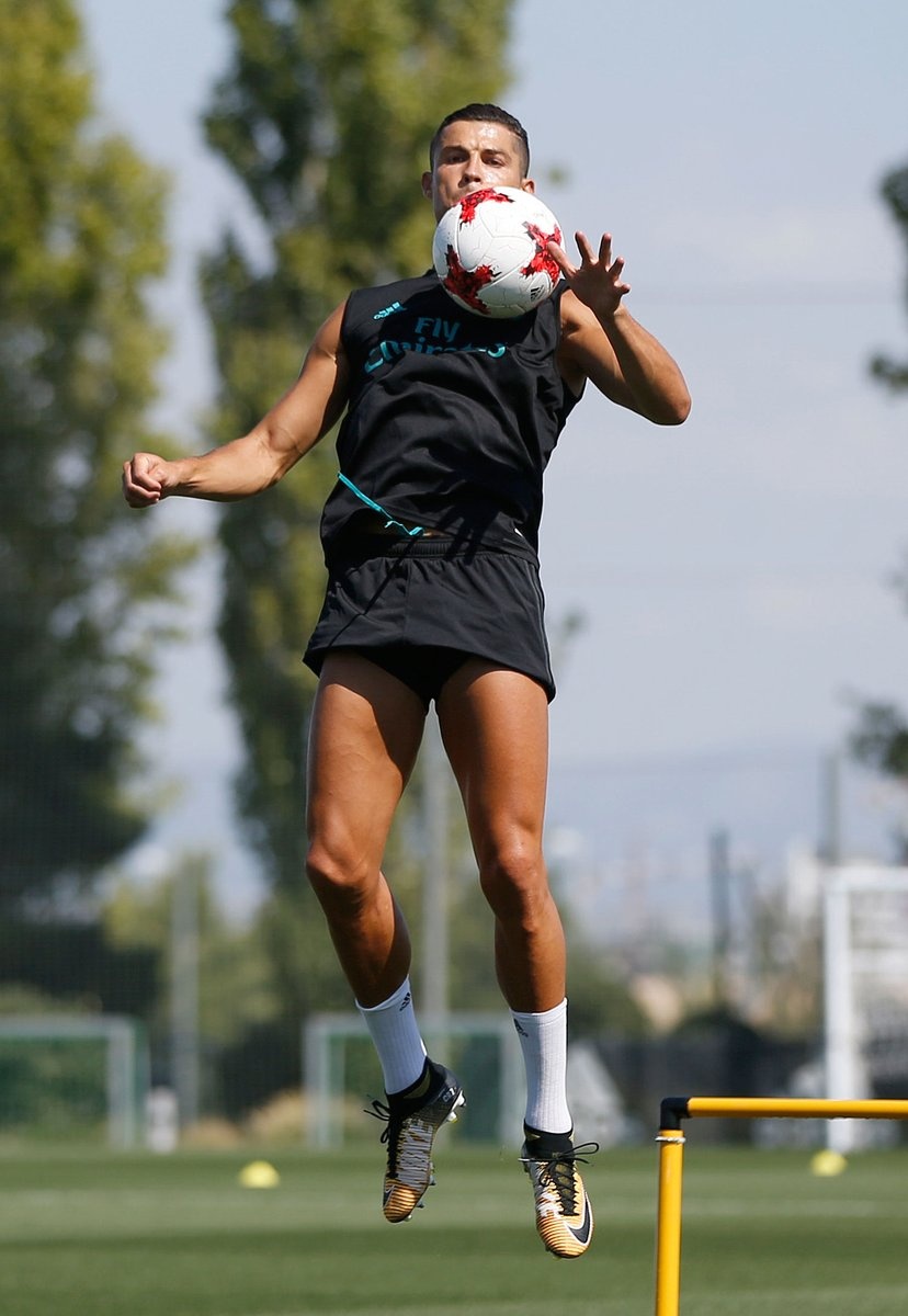 Ronaldo bi cam thi dau anh 4