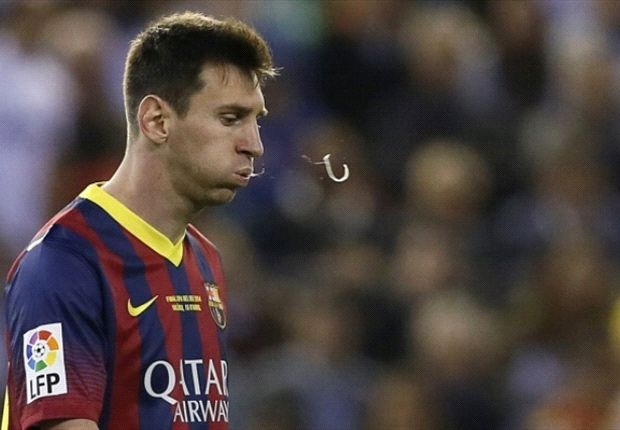 Messi phun mua vao nguoi doi thu hinh anh