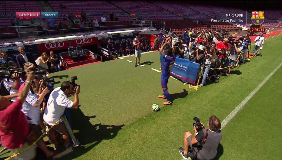 tan binh Barca ra mat anh 1