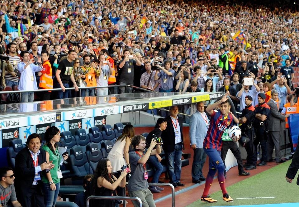 tan binh Barca ra mat anh 5