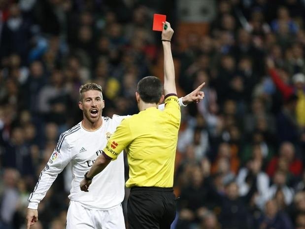 Real Madrid tung bi phat nang vi tay the cho 2 cau thu hinh anh