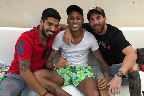 Neymar tro lai Barcelona, chup anh than mat voi dong doi cu hinh anh