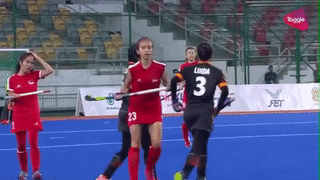 VDV hockey Malaysia dung gay danh vao mat VDV Singapore hinh anh