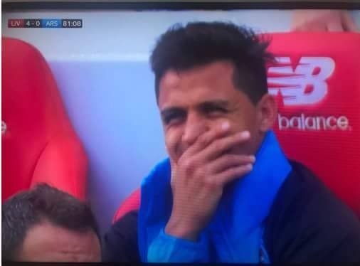 Sanchez che mieng cuoi cot sau khi roi san du Arsenal tham bai hinh anh