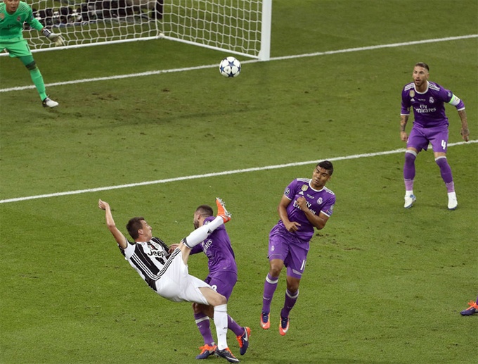 Sieu pham doat giai quan quan cua Mandzukic hinh anh
