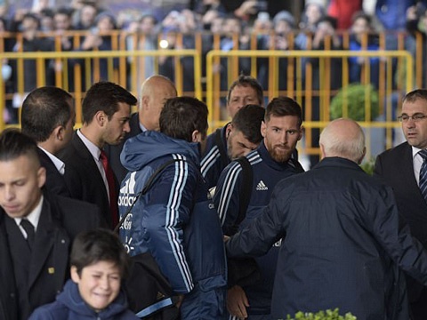 Thay fan nhi khoc nhe, Messi trao cai om an ui hinh anh