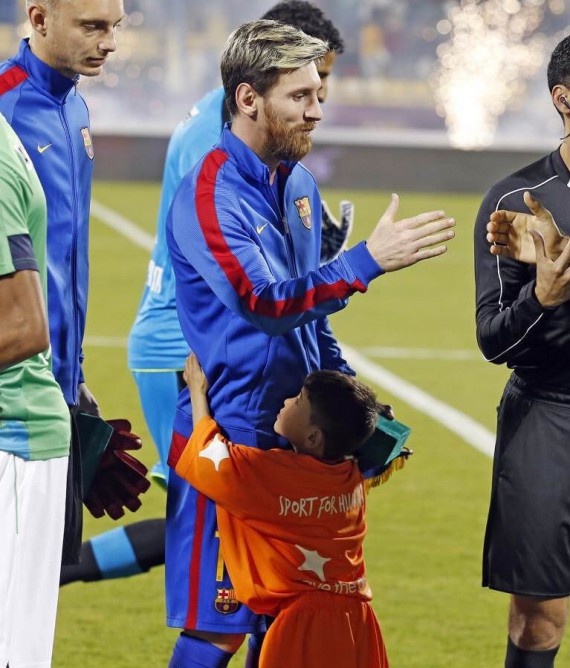 Messi om fan nhi anh 5