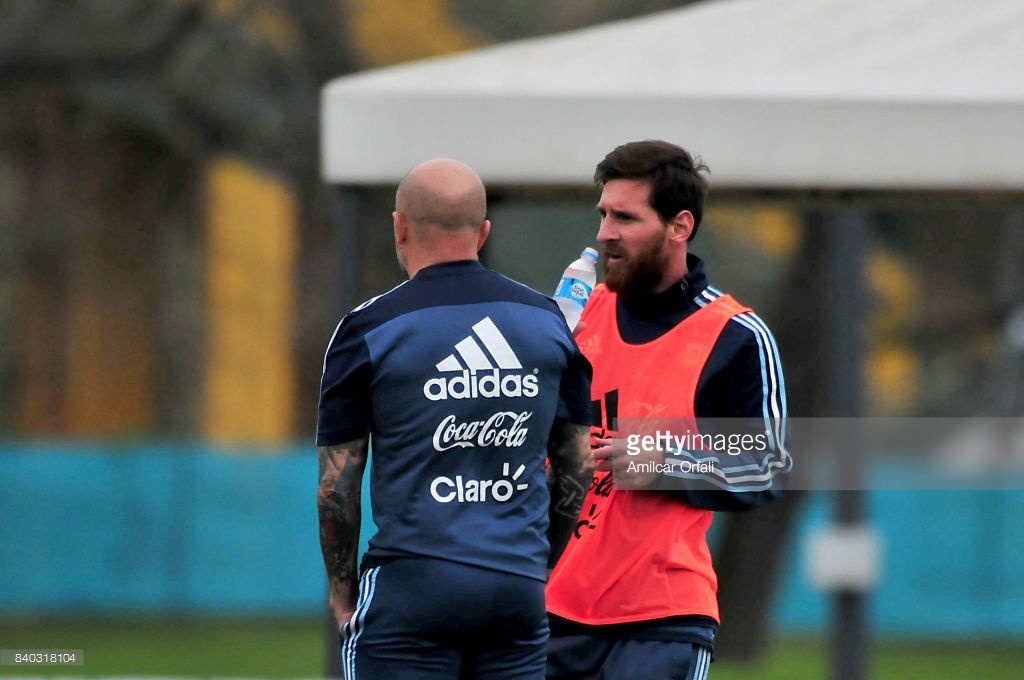 Messi om fan nhi anh 8