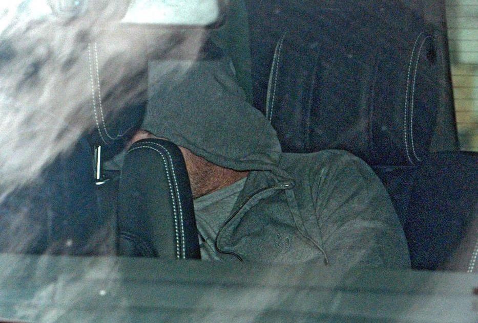 Rooney nap sau ghe xe hoi khi roi don canh sat hinh anh