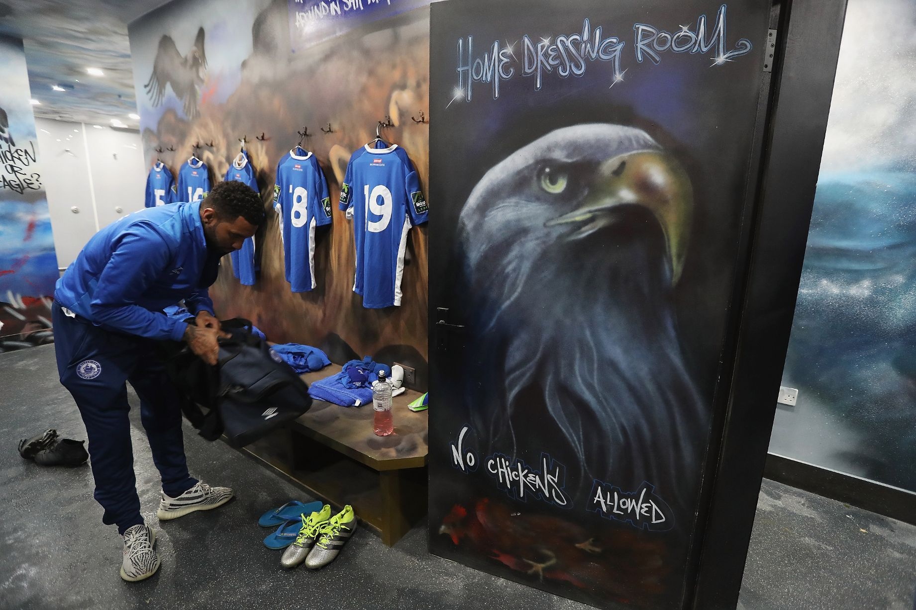 Phong thay do nhu trien lam nghe thuat cua CLB Anh hinh anh