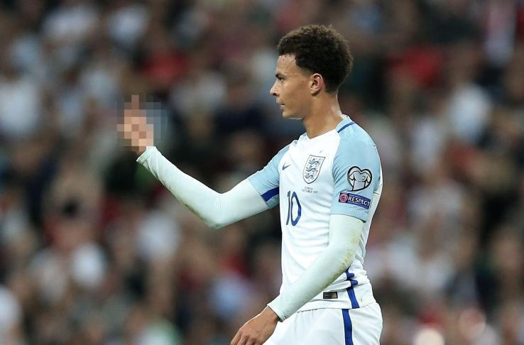 Dele Alli gio 'ngon tay thoi' sau lung trong tai hinh anh