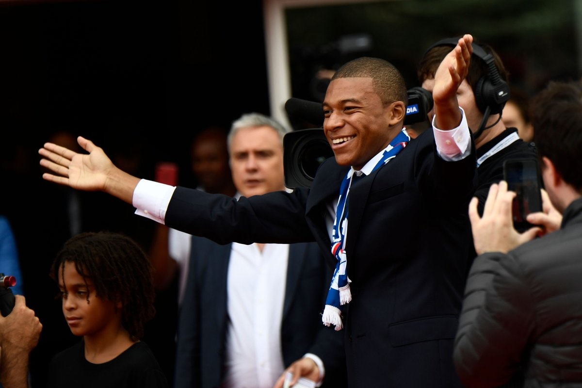 Mbappe ra mat PSG anh 1
