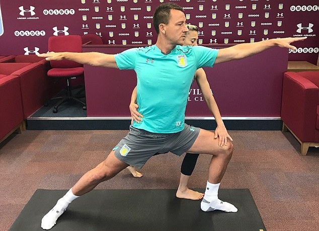 John Terry tap yoga voi nu HLV trong phong hop bao hinh anh