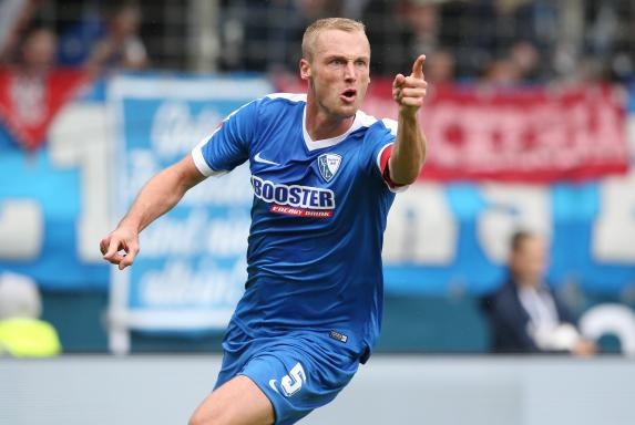 Thu quan tu choi huong penalty, duoc doi ban nga mu than phuc hinh anh