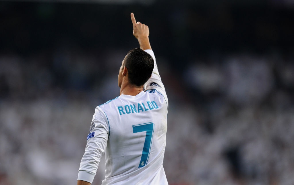 Ronaldo cung mot luc pha 2 ky luc cua Messi hinh anh