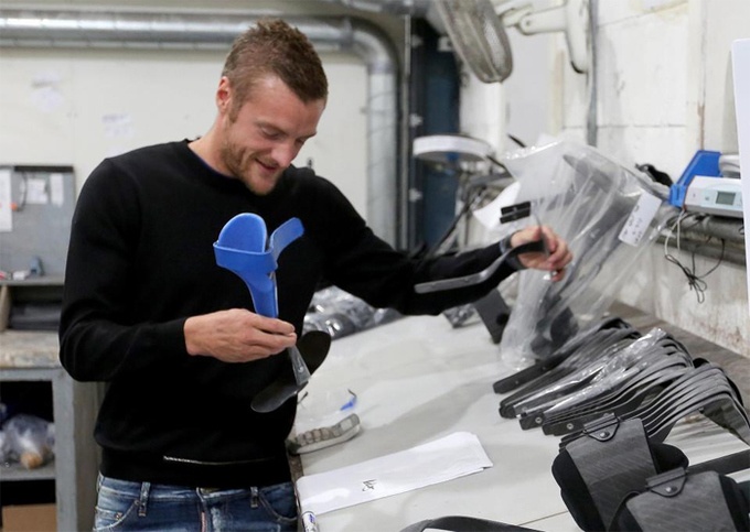 Vardy tro ve tham noi tung lam cong nhan san xuat chan gia hinh anh