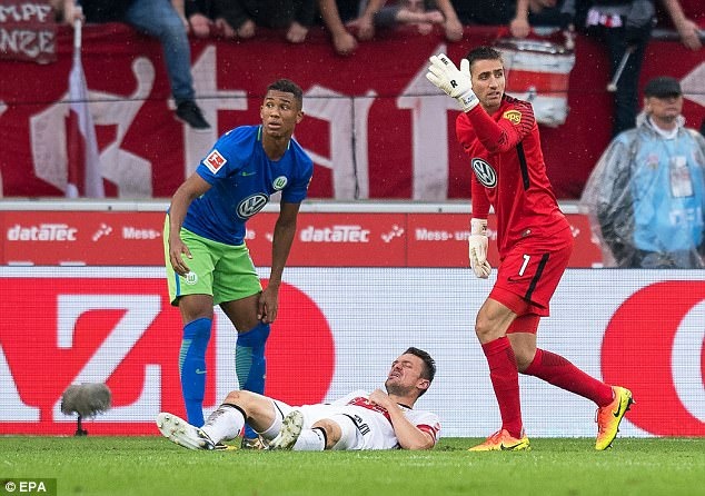 Đội trưởng Stuttgart gãy mũi ảnh 3 Doi truong Stuttgart gay mui anh 3