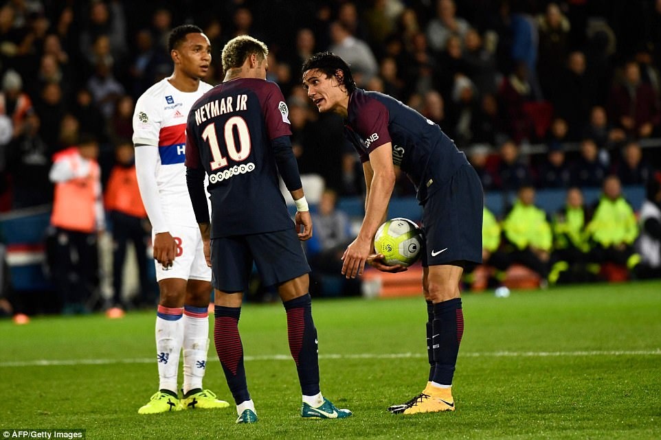 Dani Alves không đưa bóng cho Cavani ảnh 1 Dani Alves khong dua bong cho Cavani anh 1