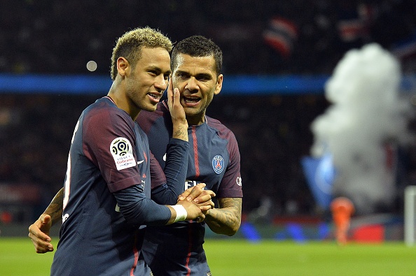 Alves cuop bong cua Cavani, trao cho Neymar da phat hinh anh