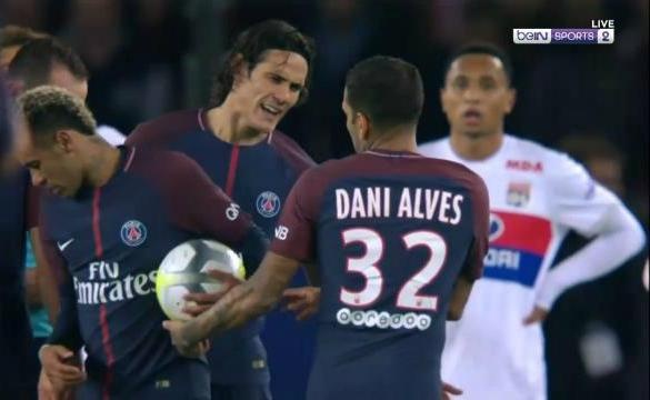 Alves bao bien hanh vi tu choi dua bong cho Cavani hinh anh