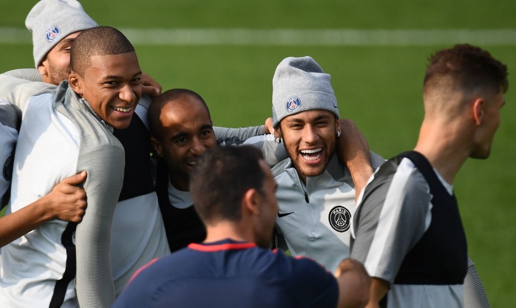 Neymar cham dut thai do cau co tren san tap hinh anh