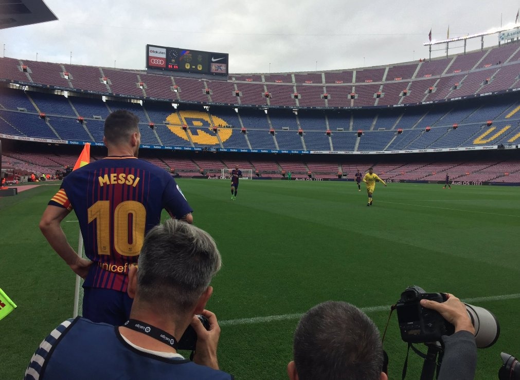 Camp Nou hiu quanh voi 99.000 ghe trong do lenh cam khan gia hinh anh