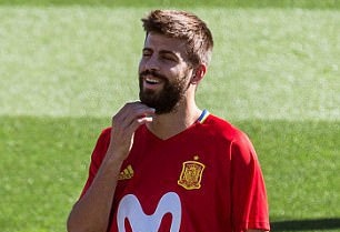 Pique cuoi tuoi sau ngay bi CDV si nhuc o doi tuyen hinh anh