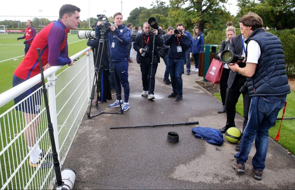 Tuyen thu Anh nem bong trung ong kinh 13.000 USD cua phong vien hinh anh