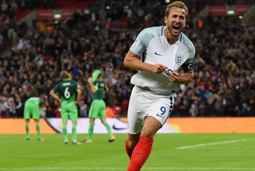 CDV Anh phi may bay giay tu khan dai vao trong khung thanh hinh anh