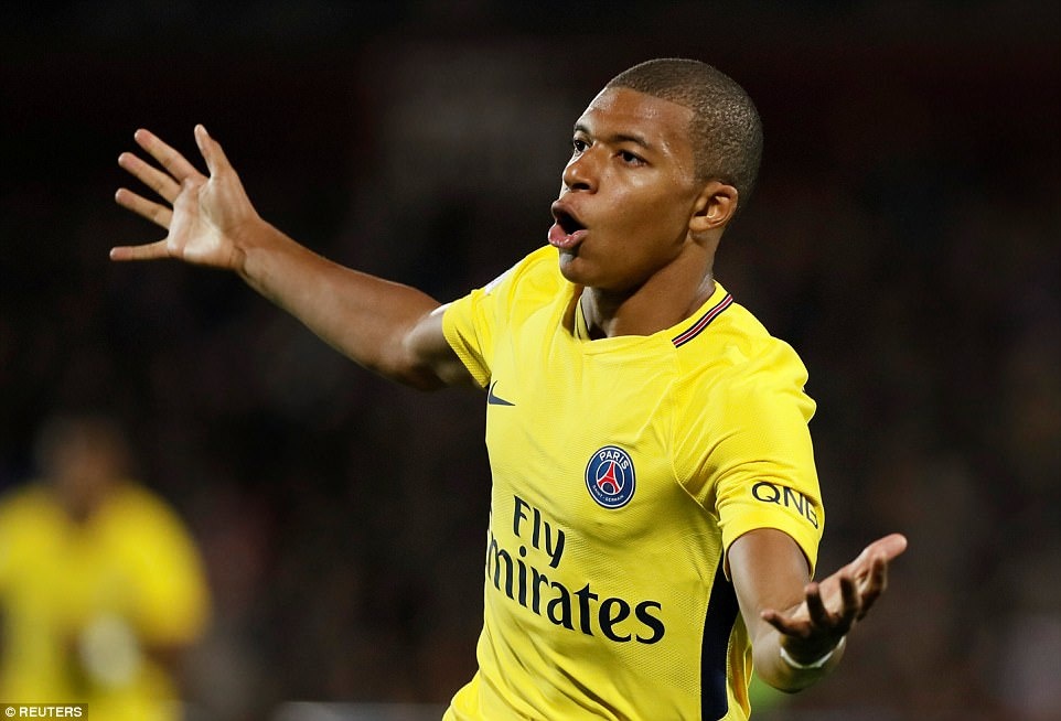 Mbappe pha ky luc sau khi nhan de cu Qua bong vang hinh anh