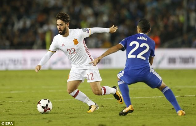 Fan Israel mang dao vao san de am sat Isco? hinh anh