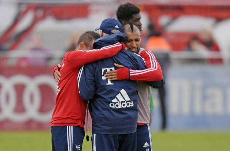 Sao Bayern om chat HLV Heynckes o buoi tap dau tien hinh anh