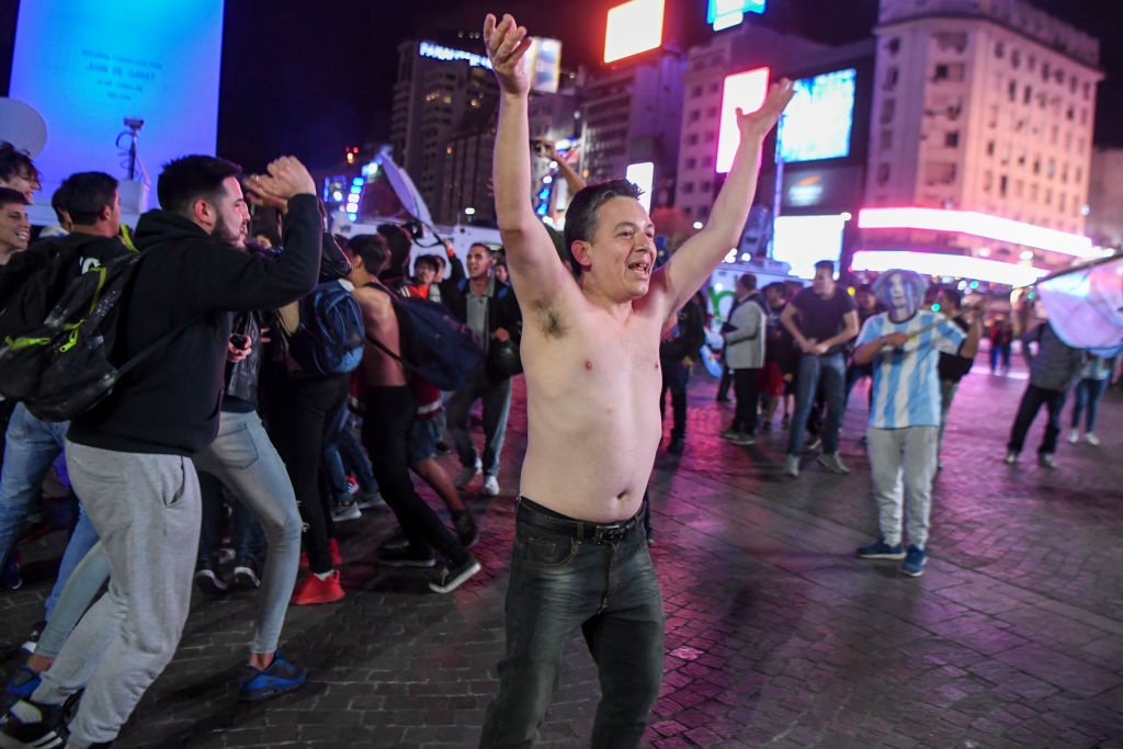 Messi giup Argentina gianh ve du World Cup anh 9