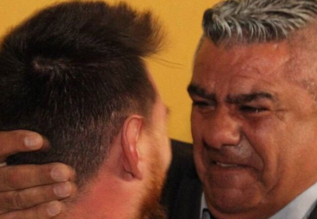 Dan Argentina trang dem an mung, chu tich LDBD bat khoc om chat Messi hinh anh