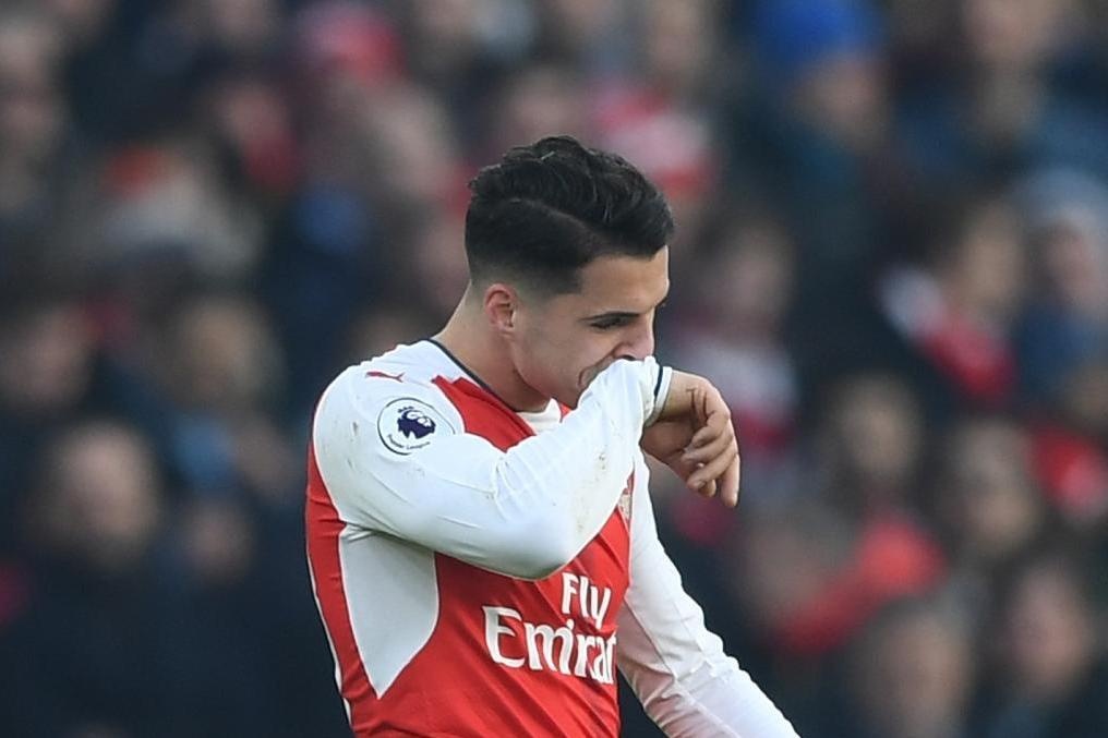 Xhaka dung yen de cuu cau thu MU ha Arsenal hinh anh