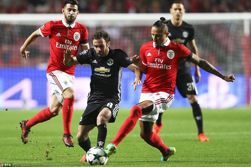 tran Benfica 0-1 MU anh 9