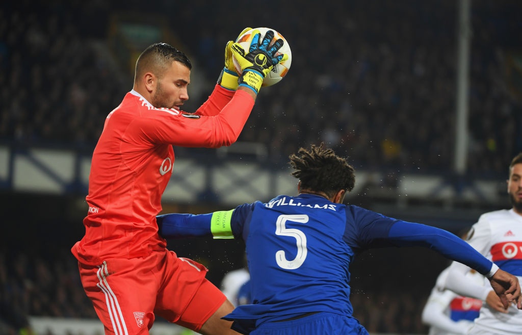 CDV Everton vua be con, vua tham gia danh cau thu Lyon hinh anh