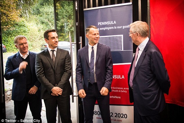 Sir Alex hoi ngo Gary Neville, Scholes va Giggs hinh anh