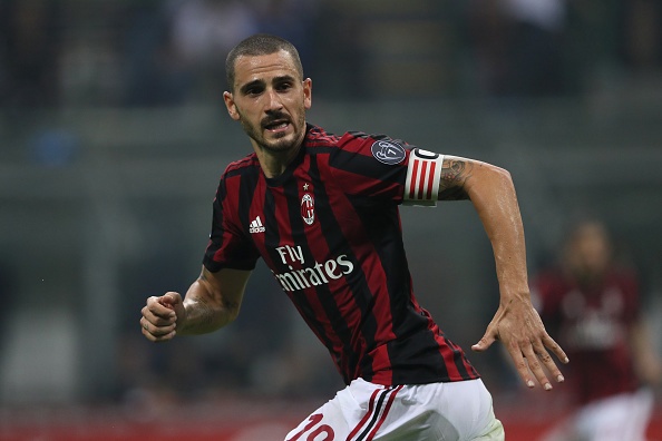 Danh nguoi chay mau dau, tham hoa Bonucci khien fan Milan buc xuc hinh anh