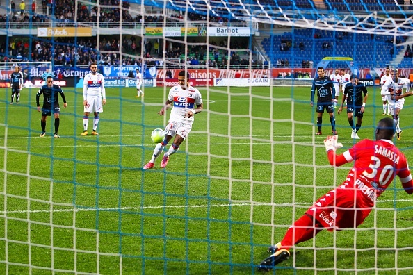 Memphis Depay tranh phat den anh 3