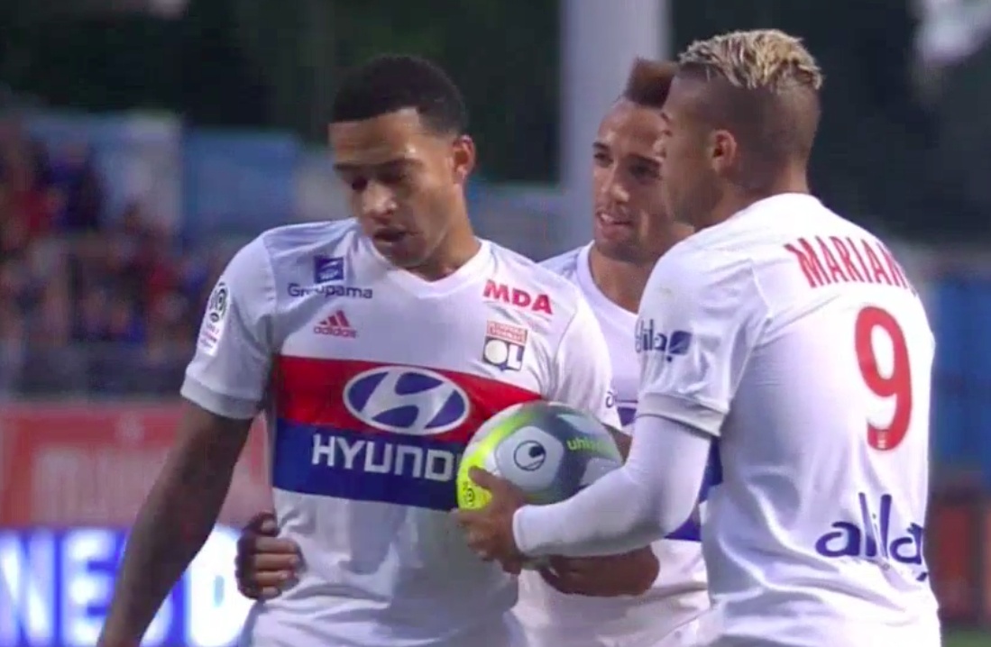 Man tranh gianh phat den giua Depay va dong doi hinh anh